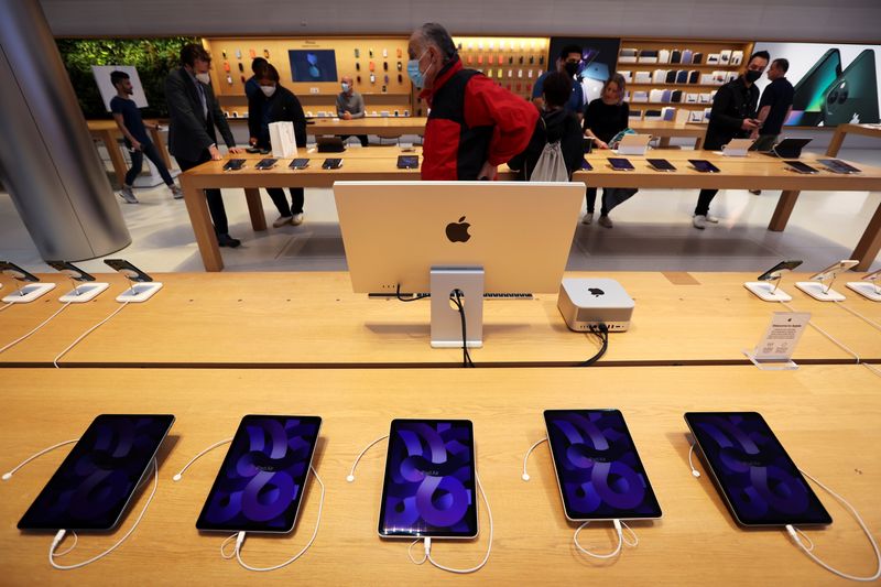 Apple orders over 10% more iPhones than last year on AI sales bet- Nikkei