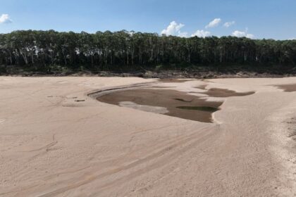 Amazon river levels fall due to lack of rain, hurting navigation