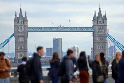 UK pay growth cools, keeping BoE on track for another rate cut