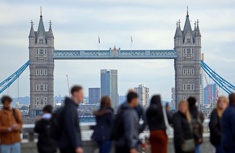 UK pay growth cools, keeping BoE on track for another rate cut