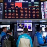 Analysis-Investors cling to crash protection despite sizzling US stock market rall